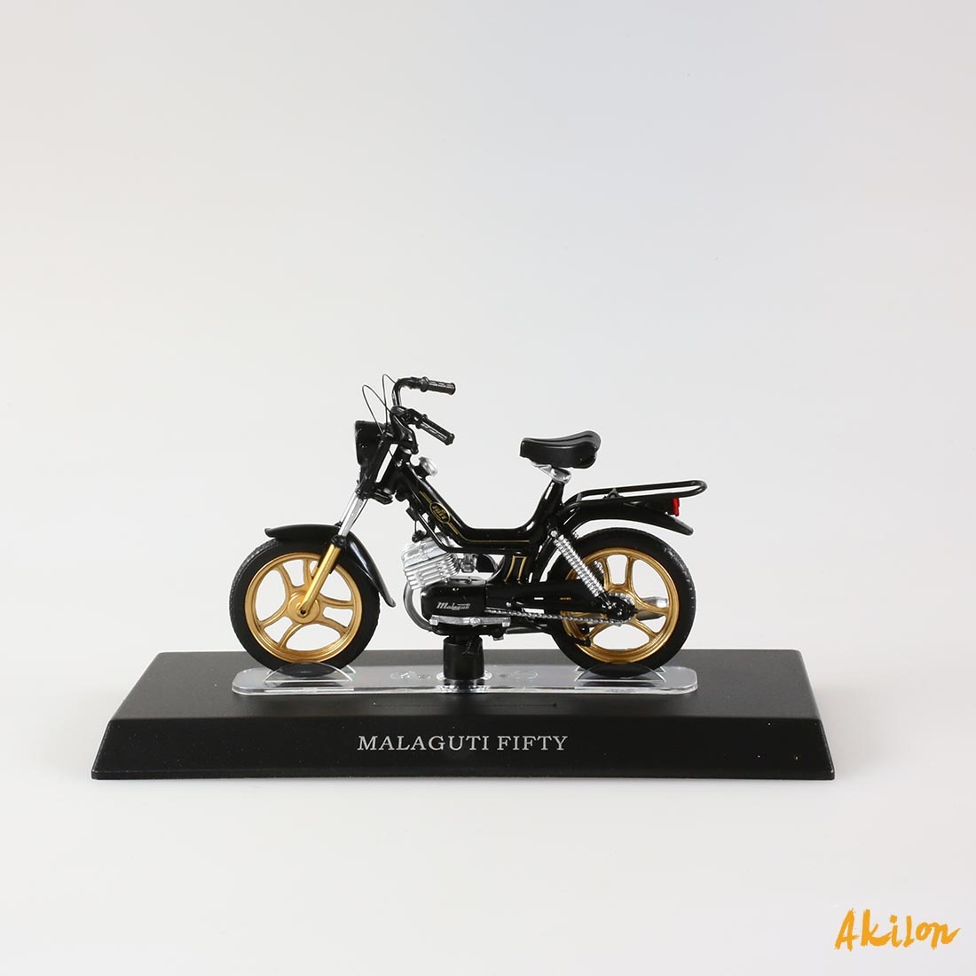 Lot de 4 cyclomoteurs italiens Malaguti 1:18 - Moto scooter LM5 Lot de 4 cyclomoteurs italiens Malaguti 1:18 - Moto scooter LM5