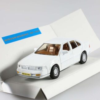 Nissan Maxima 402 blanche (intérieur brun) 1992 : Voiture miniature 1/43-1