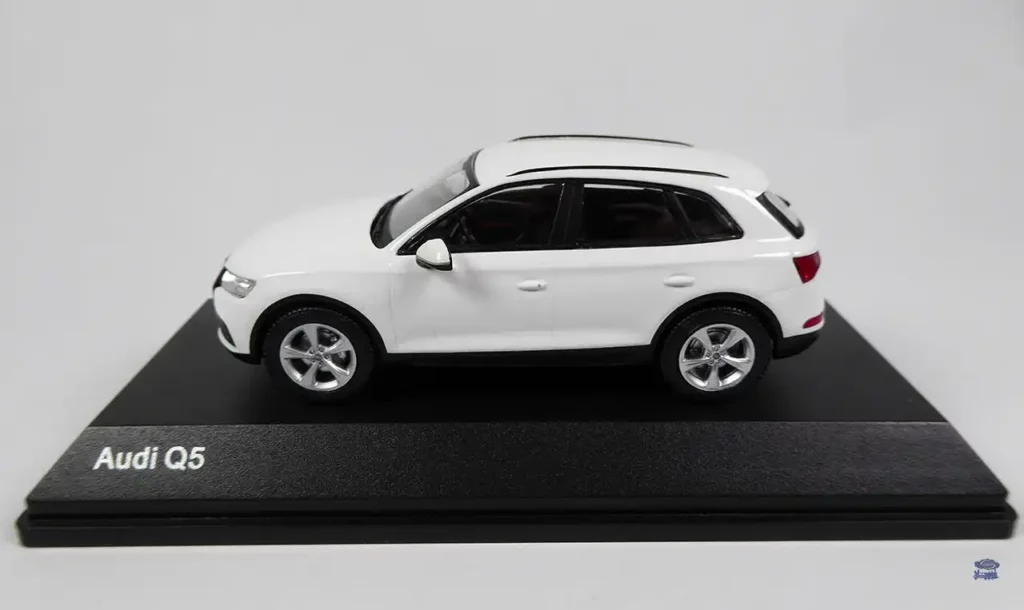 voiture miniature audi q5 1/43 blanche