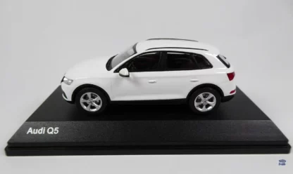 voiture miniature audi q5 1/43 blanche