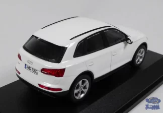 audi-q5-blanche-voiture-miniature-1-43-ar