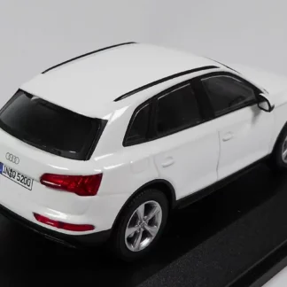 audi-q5-blanche-voiture-miniature-1-43-ar
