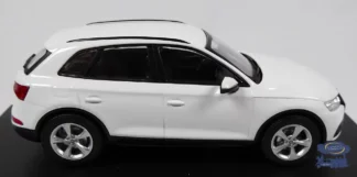 audi-q5-blanche-voiture-miniature-1-43-coté