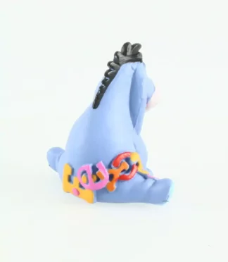 bourriquet-assis-figurine-disney-winnie-ourson-dos