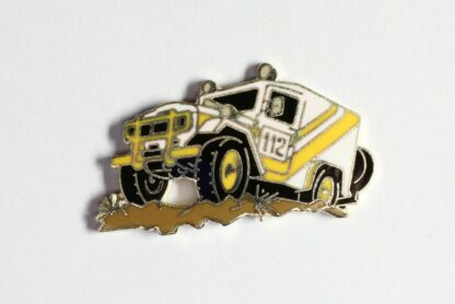 Pin's, Démons & Merveilles, Voiture de rally dans le désert blanche et jaune
