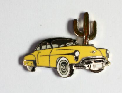 Pin's, Démons & Merveilles, Voiture Américaine jaune dans le désert