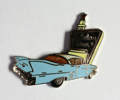 Pin's, Démons & Merveilles, Cadillac bleue devant un Holliday in