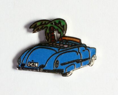 Pin's, Démons & Merveilles, Voiture décapotable bleue sous les tropiques
