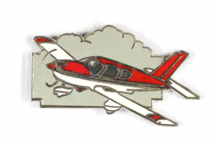 Pin's, Démons & Merveilles, Avion de tourisme blanc et rouge dans les nuages