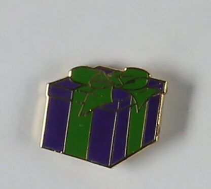 Pin's cadeau, boite violette, ruban vert