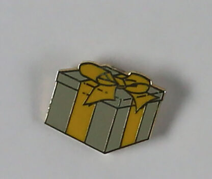 Pin's cadeau, boite grise, ruban jaune