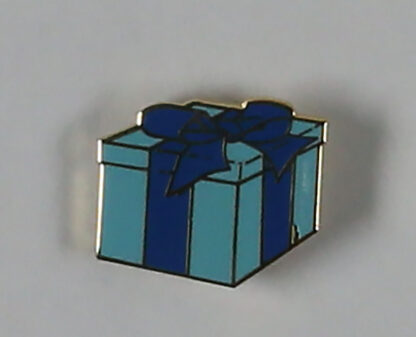 Pin's cadeau, boite bleu ciel, ruban bleu foncé
