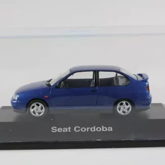 seat-cordoba-bleue-voiture-miniature-1-43-plexi