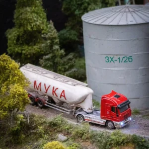 Découvrez notre vaste sélection de modèles réduits de camions et semi-remorques, capturant la puissance et l'élégance de ces mastodontes de la route.