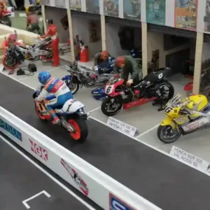 Motos de course miniatures et modèles réduits.