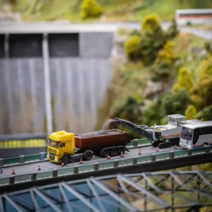 Véhicules de travaux publics en version miniature. Des pelleteuses aux bulldozers, chaque modèle est une reproduction fidèle de ces machines de chantiers.