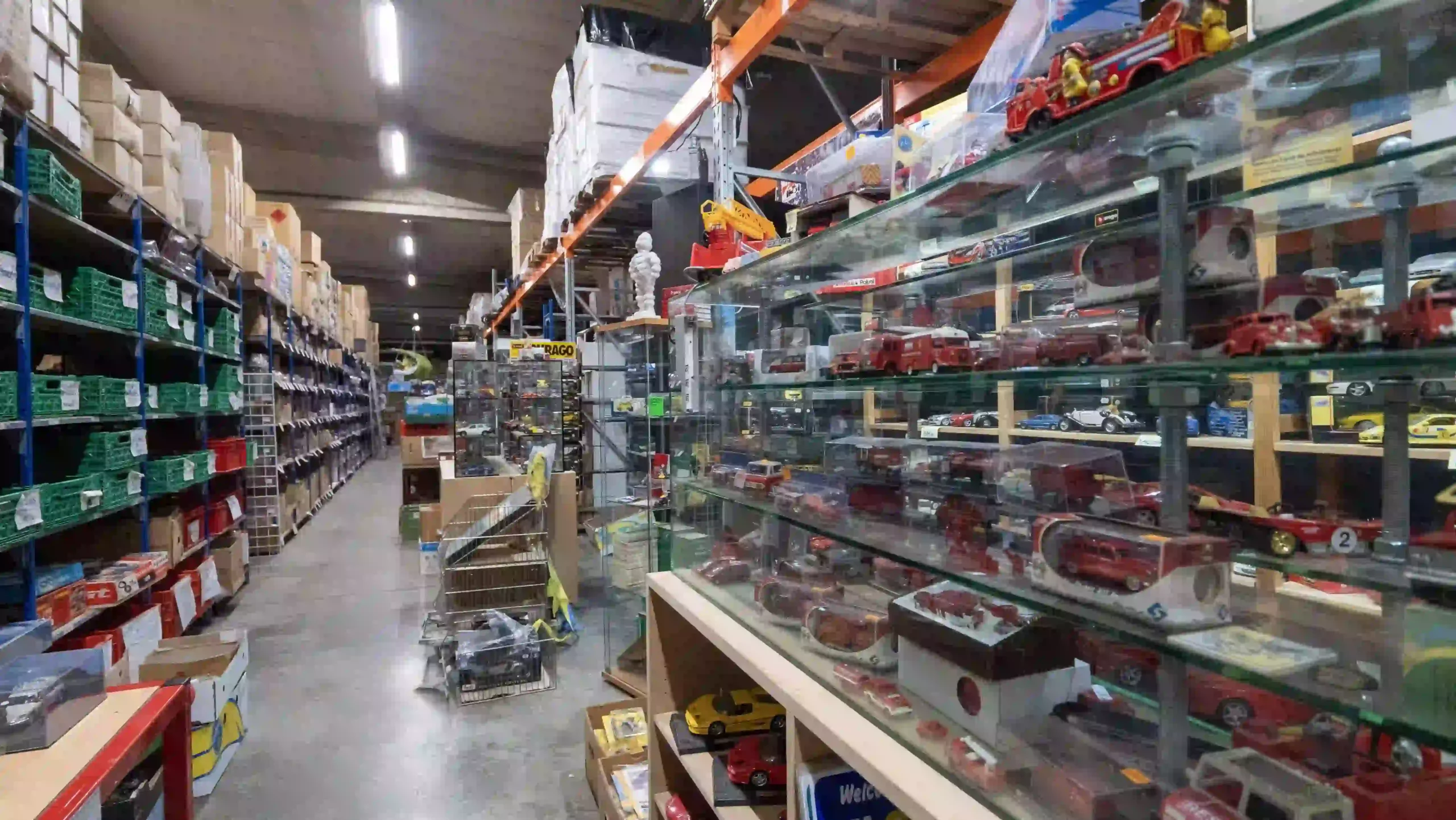 Allée de notre entrepôt dédiée aux véhicules miniatures de collection