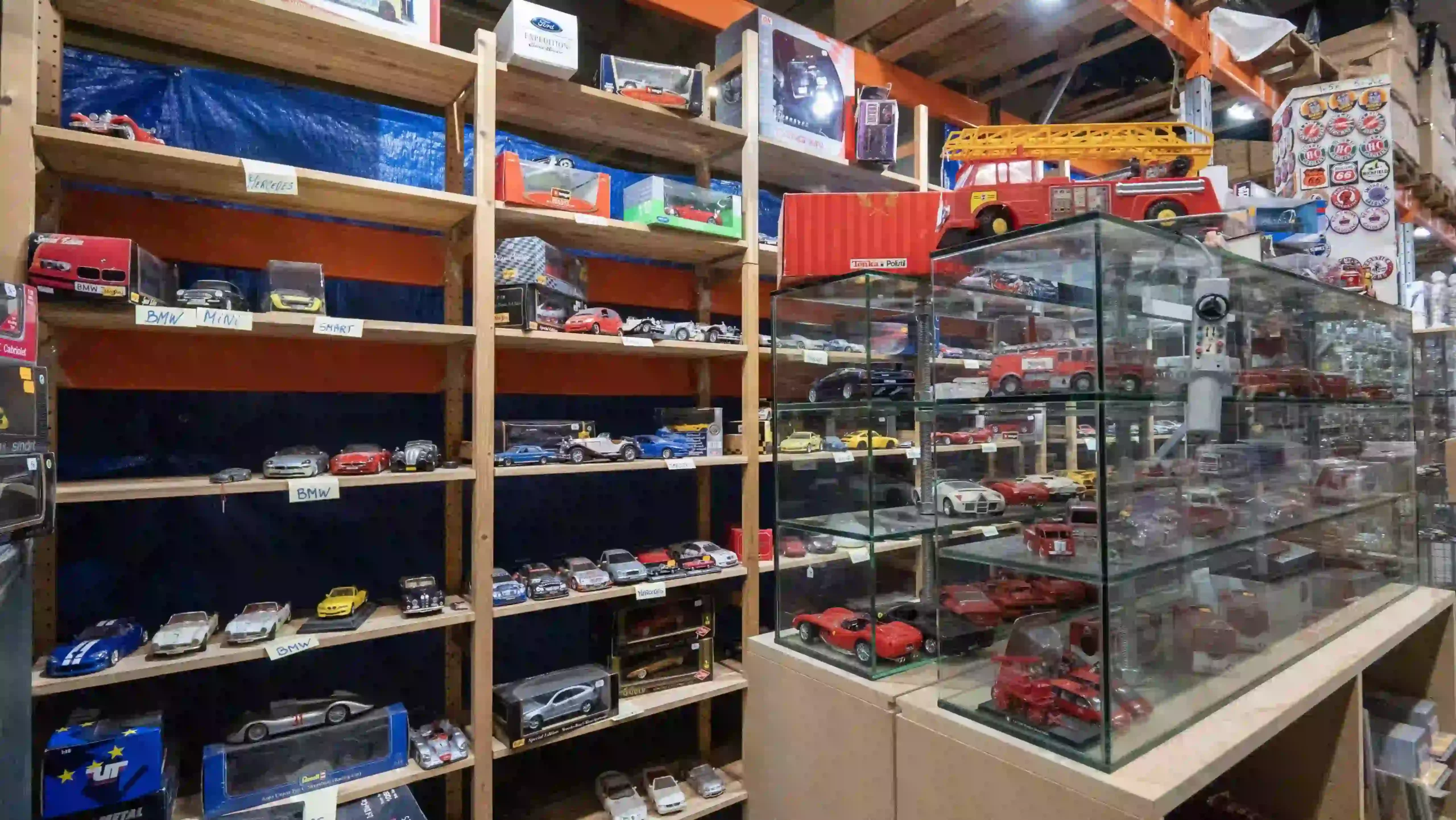 Rayonnages de Modèles Réduits du Showroom de notre boutique Akilon