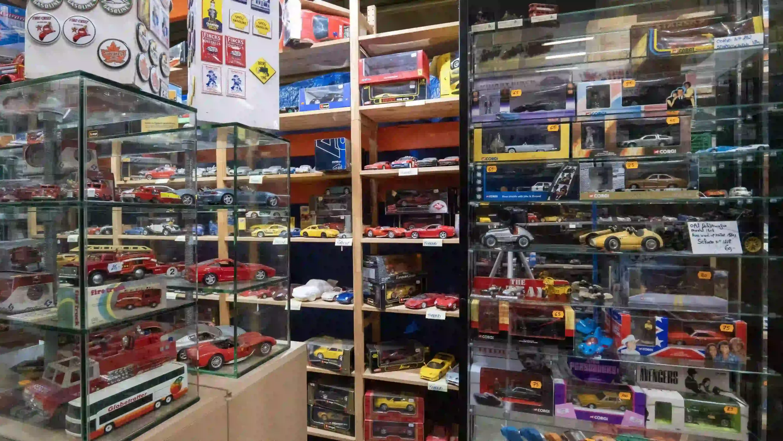 Vitrines d'exposition de notre assortiment de modèles réduits