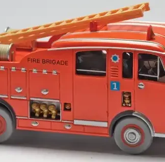 Le-camion-Dennis-F101-des-pompiers-Tintin-et-l-'île-Noire-1-43