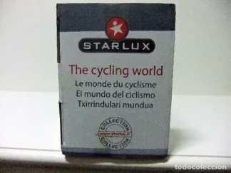 Diorama-Starlux-Coureurs-cyclistes-et-Peugeot-4007-1-32-coté-boite