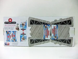 Diorama-Starlux-Coureurs-cyclistes-et-Peugeot-4007-1-32-coté2-boite