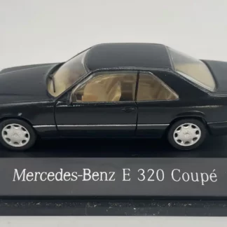 Mercedes-Benz-E-320-Coupé-Noire-Herpa-1-43