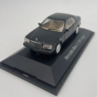 Mercedes-Benz-E-320-Coupé-Noire-Herpa-1-43-a