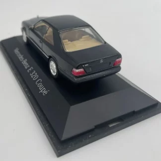 Mercedes-Benz-E-320-Coupé-Noire-Herpa-1-43-b