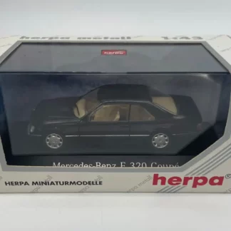 Mercedes-Benz-E-320-Coupé-Noire-Herpa-1-43-d