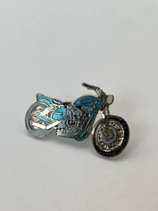 Moto-Turquoise-PinsDémons-et-Merveilles-av