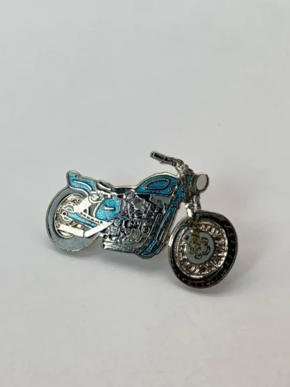 Moto-Turquoise-PinsDémons-et-Merveilles-av
