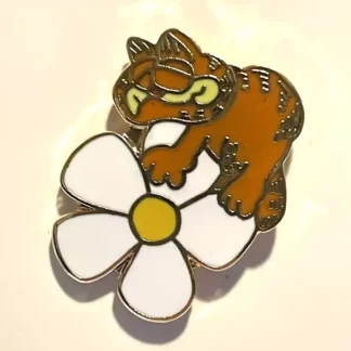 Pin’s Garfield dort sur une fleur