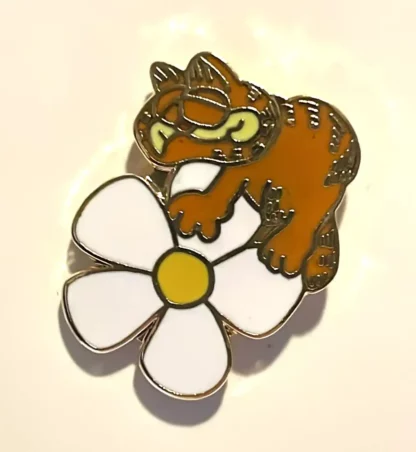 Pin’s Garfield dort sur une fleur