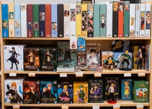 Étagère de magasin Akilon présentant une sélection de produits neufs manga et anime : boîtes de puzzles, figurines de collection en présentoir et goodies dérivés sur fond blanc.